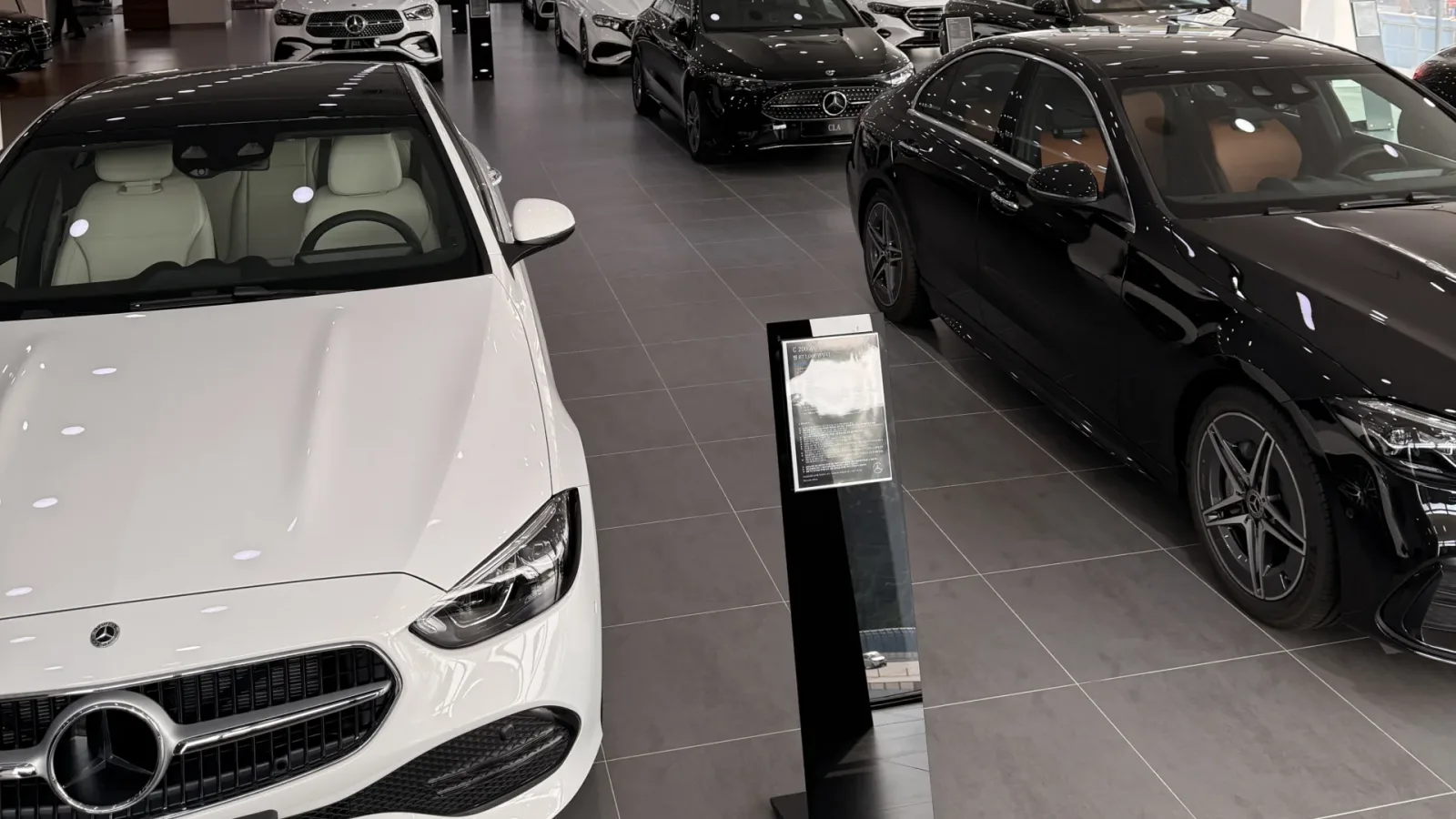 의정부 전시장에 나란히 전시된 여러 Mercedes-Benz 차량